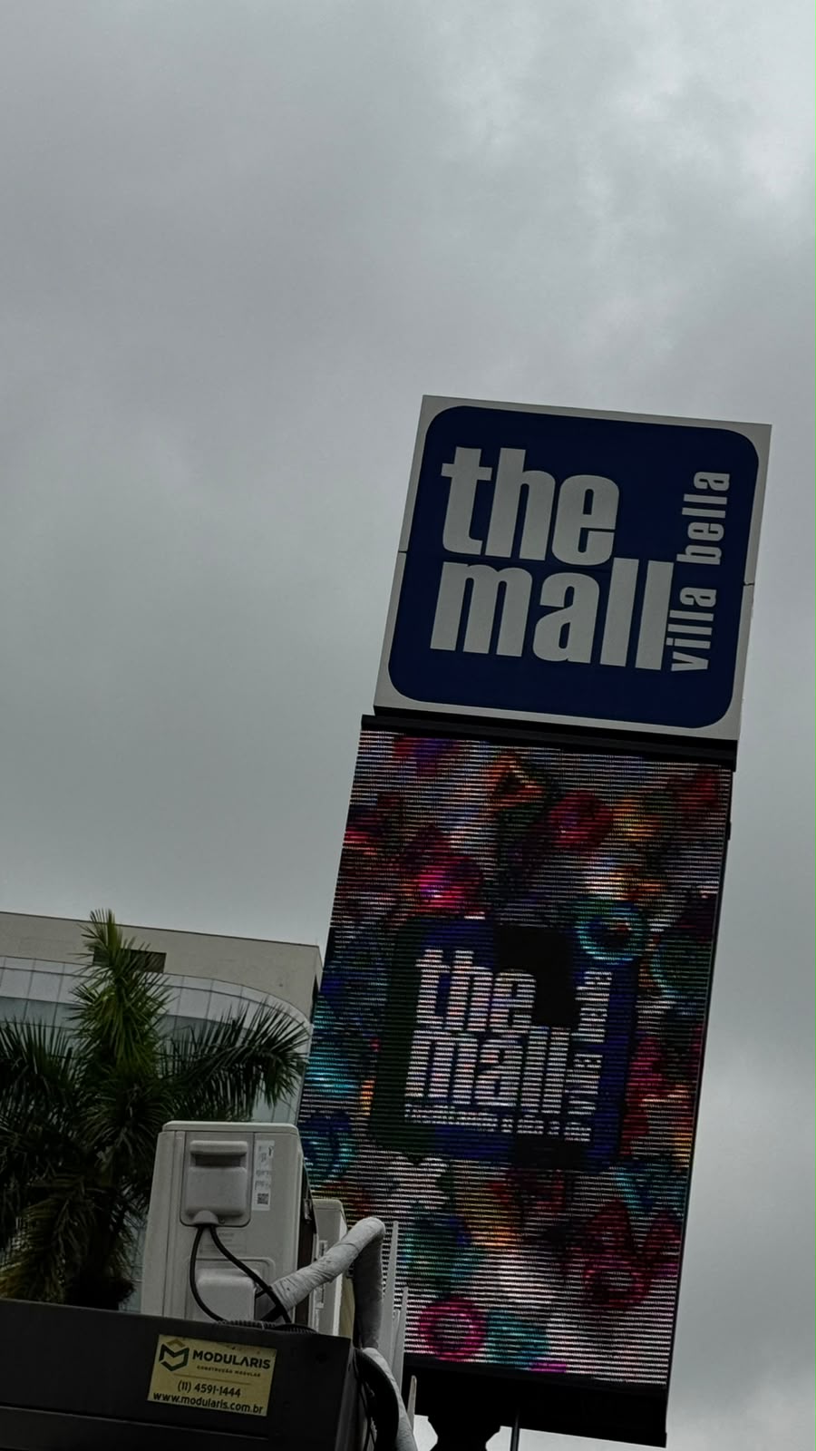 Totem externo de identificação do The Mall Villa Bella, onde fica o Work Lounge.