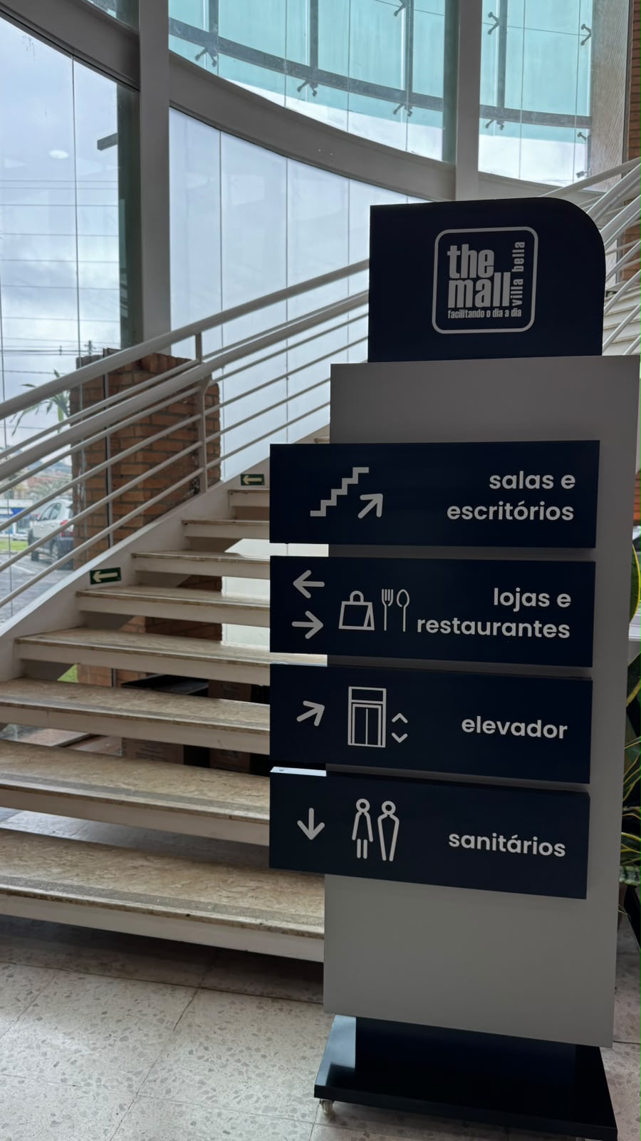 Totem interno do The Mall Villa Bella indicando salas, escritórios, lojas e elevador.